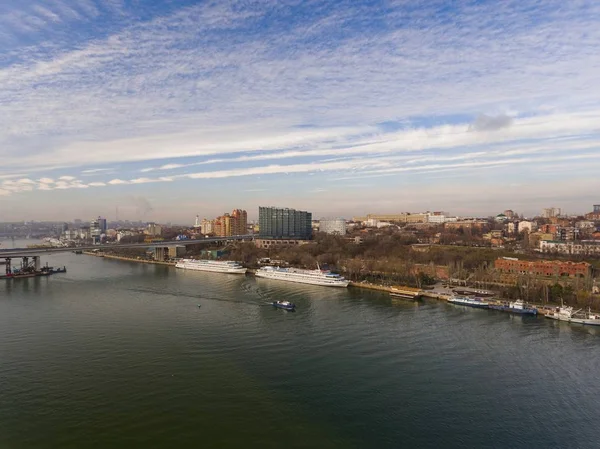 Waterfront, Don Nehri'nin hemen kıyısında ambarkment. — Stok fotoğraf