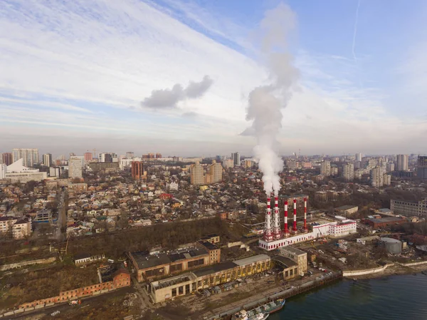 Moderne luchtfoto stadsgezicht met een thermische elektriciteitscentrale en de rivier. — Stockfoto