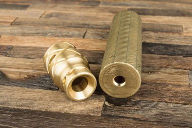 Ahşap arka plan üzerinde elektronik sigara.