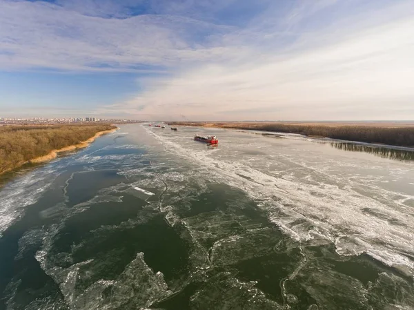 Vrachtschip in prachtige bevroren rivier. — Stockfoto