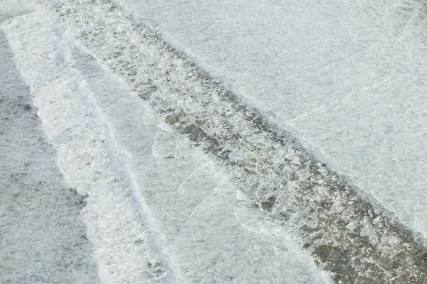 Sporen van de auto op het ijs. — Stockfoto