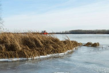 Kargo gemisi güzel donmuş nehir.