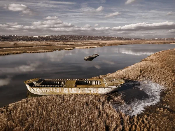 Barco roto abandonado en otoño río . —  Fotos de Stock