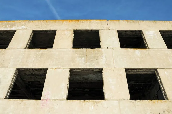 Vieilles fenêtres sur maison en ruine. — Photo