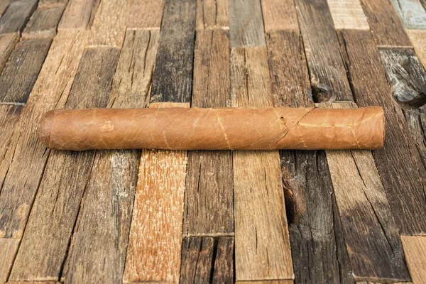 木制的背景上的褐色雪茄. — 图库照片