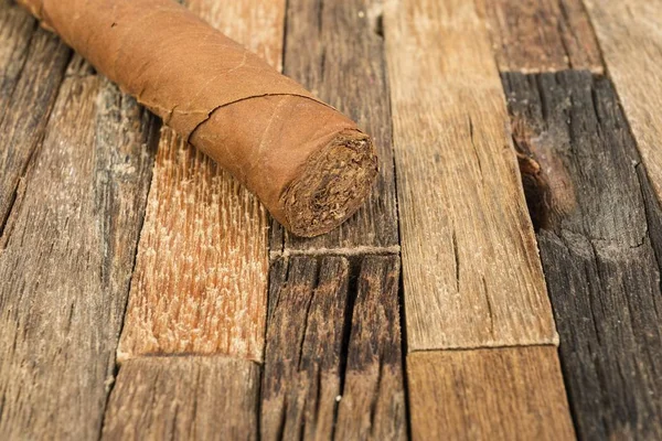 Brązowy cygaro na podłoże drewniane. — Zdjęcie stockowe