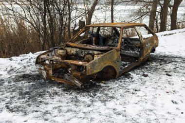 Kış Park'ta bir yangın oldu sonra yanmış araba.