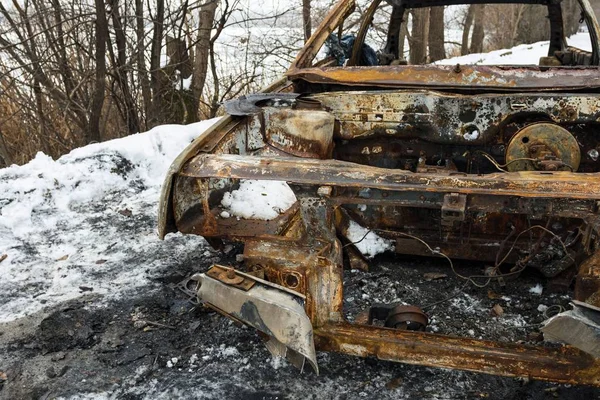 Coche quemado después de un incendio ocurrido en el parque de invierno . —  Fotos de Stock