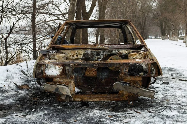 Kış Park'ta bir yangın oldu sonra yanmış araba.