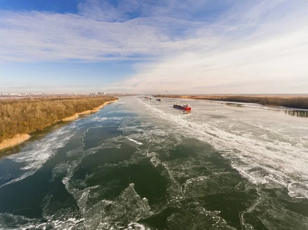 Грузовой корабль в красивой замерзшей реке . — стоковое фото