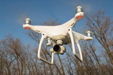 Uçan uçak quadcopter ile DJI indeks işlem Phantom 4 ile yüksek çözünürlüklü dijital fotoğraf makinesi.
