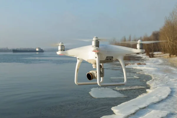 Flying drone quadcopter Dji Phantom 4 con cámara digital de alta resolución . — Foto de Stock