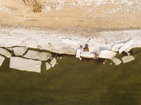 凍った川。冬時間でリバーサイド. — ストック写真