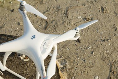 Uçan uçak quadcopter ile DJI indeks işlem Phantom 4 ile yüksek çözünürlüklü dijital fotoğraf makinesi.