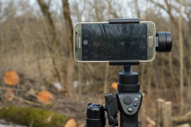 İle DJI indeks işlem Osmo mobil gimball aygıt ve Samsung Galaxy S6 telefon.