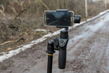 İle DJI indeks işlem Osmo mobil gimball aygıt ve Samsung Galaxy S6 telefon.