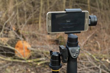 İle DJI indeks işlem Osmo mobil gimball aygıt ve Samsung Galaxy S6 telefon.