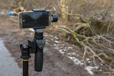 İle DJI indeks işlem Osmo mobil gimball aygıt ve Samsung Galaxy S6 telefon.