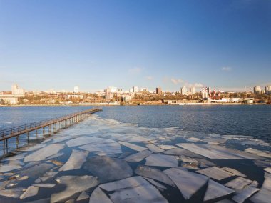 Kış döneminde eski iskele nehir tarafında dondurulmuş.