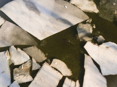 Bahar zaman nehirde yüzen buz.