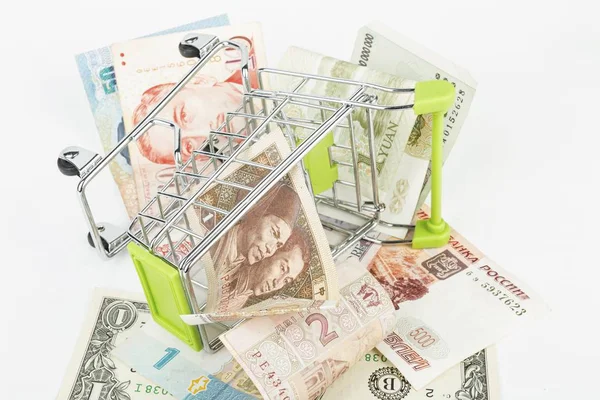 金融の概念は、お金でショッピングカート. — ストック写真