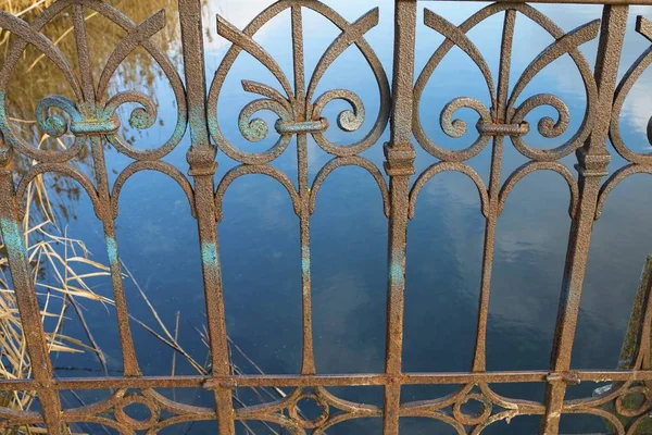 水の前に古い錆びたヴィンテージフェンス. — ストック写真
