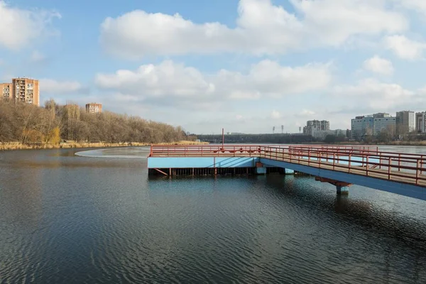 Betonnen Pier in de winter. — Stockfoto