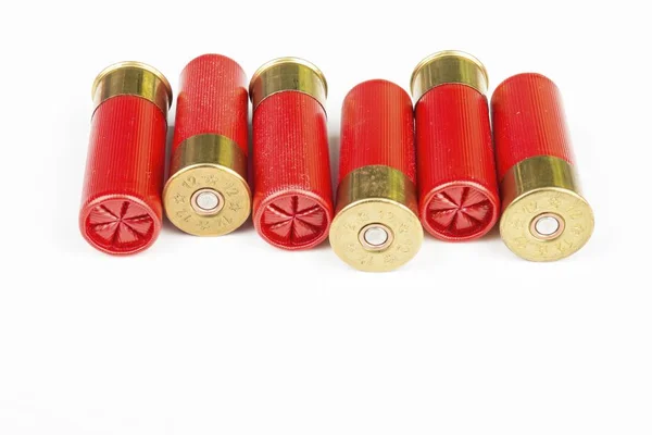 12 περιτύπωμα κόκκινο κυνηγετικά φυσίγγια για το κυνηγετικό όπλο. — Φωτογραφία Αρχείου
