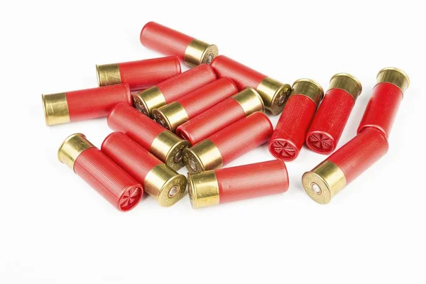 12 калибровочных красных охотничьих патронов для ружья . — стоковое фото