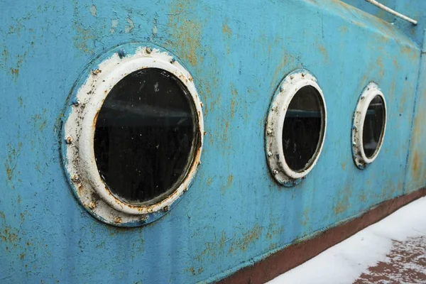 Buraco de pórtico na parede azul do velho navio . — Fotografia de Stock