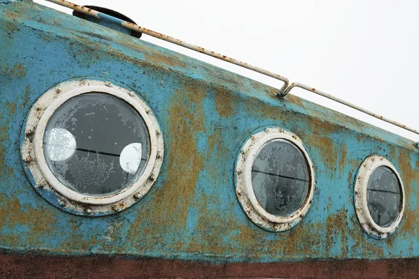 Buraco de pórtico na parede azul do velho navio . — Fotografia de Stock