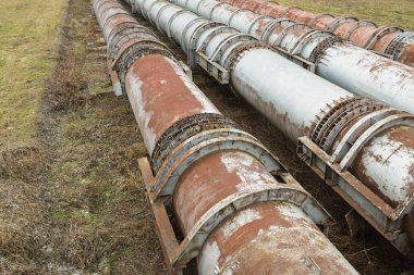 Eski fabrika borular.