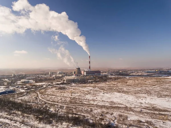 Kouřící trubky tepelné elektrárny — Stock fotografie