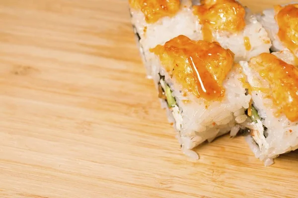 Sushi japonés fresco y rollos en mesa de madera . — Foto de Stock