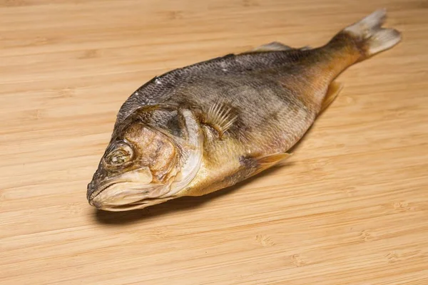 Pesce di fiume secco salato a birra su un tavolo di legno . — Foto Stock