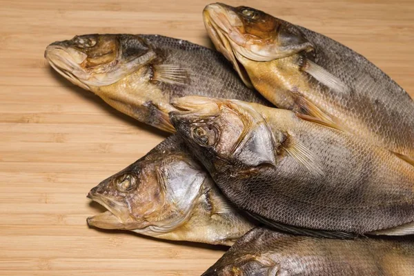 Pesce di fiume secco salato a birra su un tavolo di legno . — Foto Stock