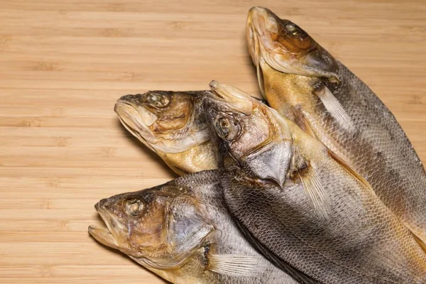 Pesce di fiume secco salato a birra su un tavolo di legno . — Foto Stock