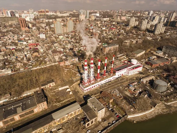 Wärmekraftwerk am Flussufer. — Stockfoto