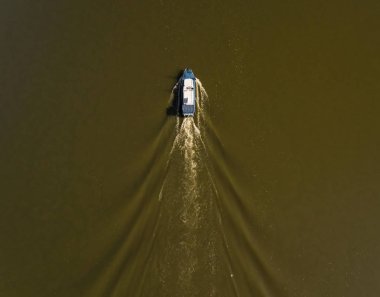 Yeşil su ile Nehri'nde tekne.