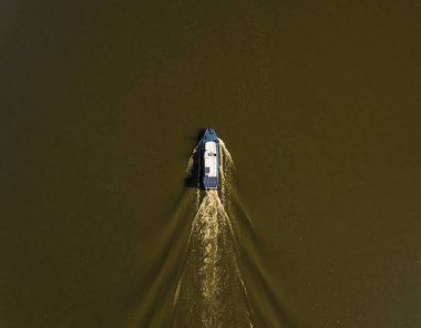 Yeşil su ile Nehri'nde tekne.