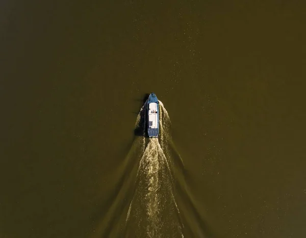 緑色の水の川をボートします。. — ストック写真