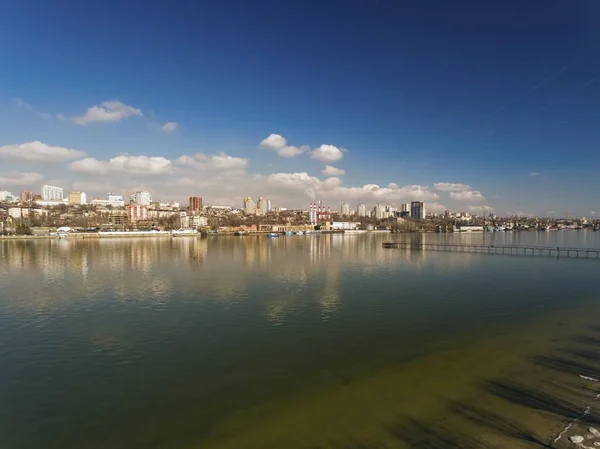 Don Nehri dolgu ile kentsel mimarisinin doğal bahar bakış. — Stok fotoğraf