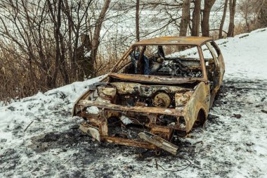 Kış Park'ta bir yangın oldu sonra yanmış araba.