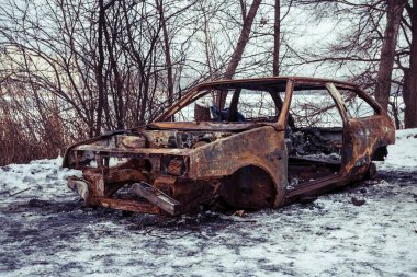 Kış Park'ta bir yangın oldu sonra yanmış araba.