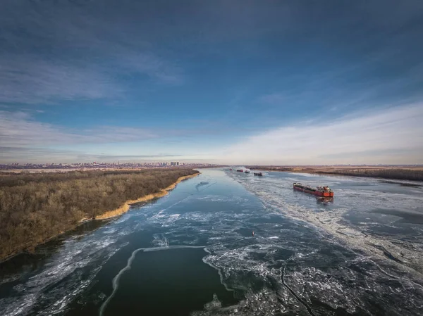 Navire de charge sur la rivière de glace en hiver . — Photo