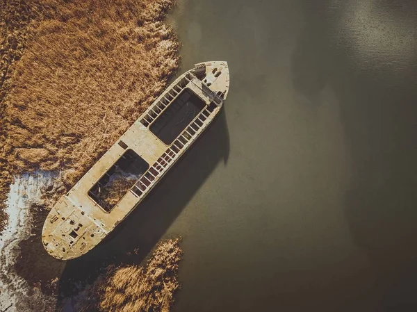 Abandonado navio quebrado no outono rio . — Fotografia de Stock