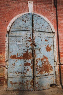Eski terk edilmiş kapı, harabe bir evin kapısının detayı.