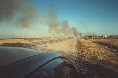 Yol boyunca yanan bozkır.