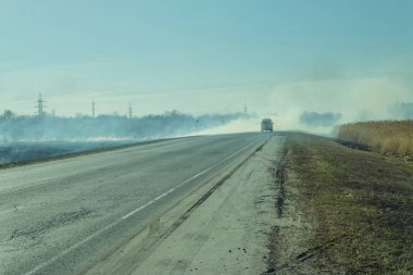 Yol boyunca yanan bozkır.