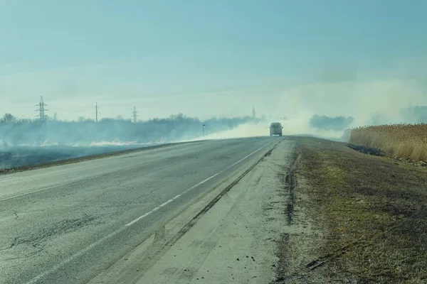 Yol boyunca yanan bozkır.